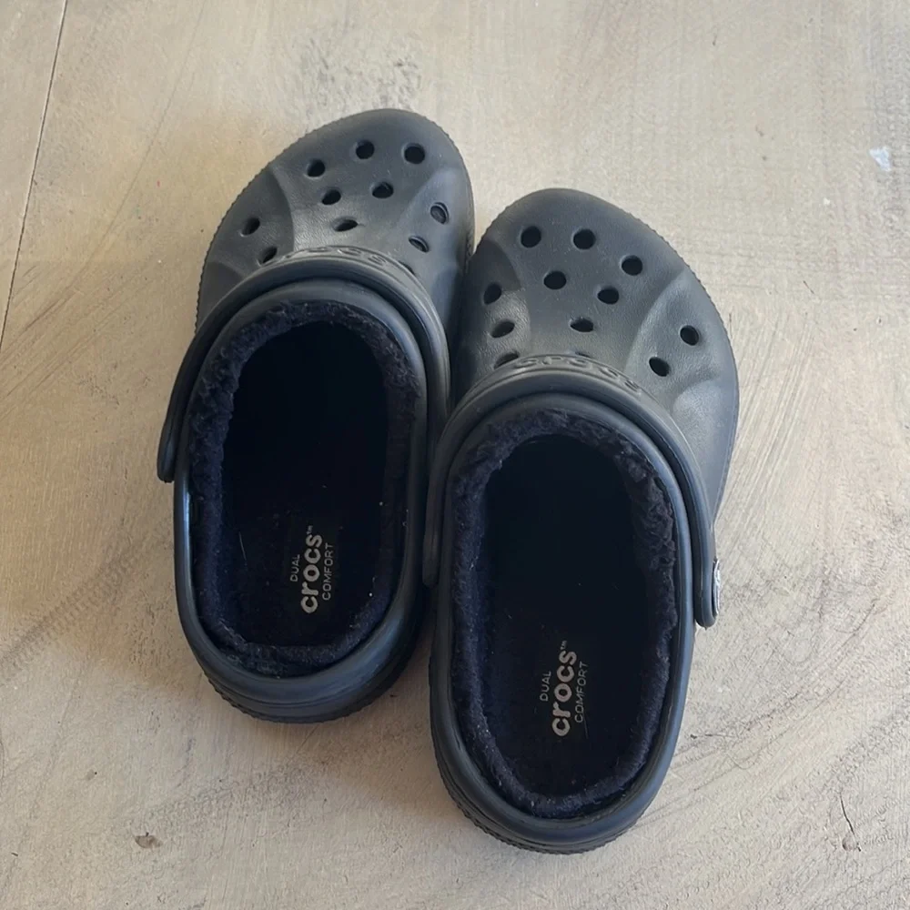 Kids/Youth Black Lined Crocs SZ 10-11C - Picture 2 of 5